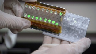 Deslizar dos materiales entre sí puede iluminar una serie de LEDs. Fuente: Georgia Tech. Deslizar dos materiales entre sí puede iluminar una serie de LEDs. Fuente: Georgia Tech.