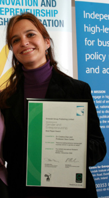 Cristina Díaz, recibiendo un premio por otro trabajo sobre género. Fuente: UCLM.