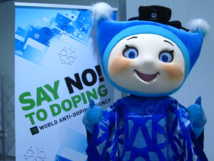 'Copo de nieve', una de las mascotas de los Juegos Paralímpicos de Sochi, delante de un cartel contra el dóping. Fuente: Agencia Mundial Antidopaje.