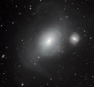 Galaxias NGC 1316 (izquierda) y NGC 1317 (derecha). Fuente: ESO. Galaxias NGC 1316 (izquierda) y NGC 1317 (derecha). Fuente: ESO.