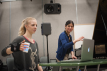 Pieteke MacMahon ensaya con la aplicación iPhone Piano. Fuente: Martin Dee/UBC Pieteke MacMahon ensaya con la aplicación iPhone Piano. Fuente: Martin Dee/UBC