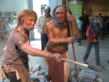 Reconstrucción de un hombre y de una mujer neandertales expuesta en el Museo Neandertal de Alemania. Fuente: Wikipedia.