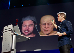 Ed Ulbrich, de Digital Domain, explica cómo crearon un Brad Pitt viejo y digital (a la derecha), a partir del real, para 'El curioso caso de Benjamin Button'. Imagen: jurvetson. Fuente: Flickr.
