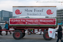 Manifestación en Berlín contra Monsanto y a favor del movimiento "Slow Food". Fuente: Wikipedia.org.