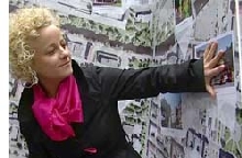 Una joven experimenta con el cartel parlante. PF. Una joven experimenta con el cartel parlante. PF.