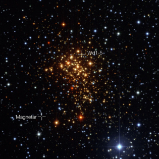El cúmulo estelar Westerlund 1 y las posiciones del magnetar y de la que, probablemente, fue su estrella compañera. Fuente: ESO.
