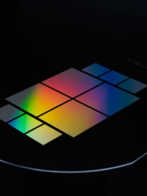 Chip semiconductor del NPL, adaptado para atrapar y enfriar átomos. Fuente: NPL. Chip semiconductor del NPL, adaptado para atrapar y enfriar átomos. Fuente: NPL.