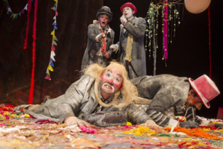 Momento de la representación. Imagen: Luis Castilla. Cortesía del Teatro Alhambra de Granada. Momento de la representación. Imagen: Luis Castilla. Cortesía del Teatro Alhambra de Granada.