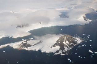 Isla de Webb, delante de la isla Adelaida, ambas en la costa de la península Antártica. Imagen: Vincent van Zeijst. Fuente: Wikipedia.