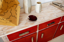 Uno de los muebles creados en el Laboratorioa LINFA de Italia, con madera recuperada. Fuente: Laboratorio LINFA. Uno de los muebles creados en el Laboratorioa LINFA de Italia, con madera recuperada. Fuente: Laboratorio LINFA.