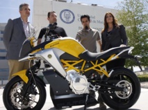 La moto inteligente junto a sus creadores. Foto: UC3M