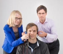 Nadine Petrovsky (izquierda) y Ulrich Ettinger (derecha) miden la función de filtrado del cerebro de un participante en el estudio, utilizando la inhibición prepulso. Imagen: Volker Lannert. Fuente: Universidad de Bonn.
