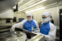 Las ingenieras Angela Tooker y Vanessa Tolosa, del LNLL, cargan obleas de silicio en una cámara de vertido de metales deposition durante el desarrollo de los dispositivos neuronales. Fuente: LNLL.
