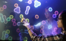 Crean una pantalla transparente que puede usarse a la vez por los dos lados