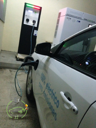 Un vehículo, conectado a una estación de carga SmartV2G. Fuente: CIT. Un vehículo, conectado a una estación de carga SmartV2G. Fuente: CIT.