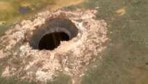 1 / 1  El extraño cráter lo descubrieron pilotos rusos al sobrevolar la península de Yamal, al noroeste de Siberia. Imagen: Bulka-YouTube. Fuente: Sinc.