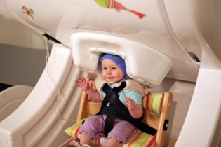 Bebé sometido a un escáner que mide la actividad del cerebro. Fuente: Instituto de Aprendizaje y Ciencias del Cerebro de la Universidad de Washington.