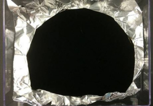 Muestra del nuevo material profundamente negro. Fuente: Surrey NanoSystems.