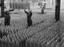 Operarias trabajando en una fábrica de munición durante la Primera Guerra Mundial.  Imagen: Imperial War Museums. Fuente: Sinc.