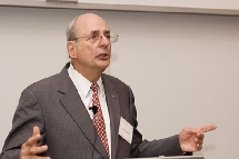 Norman Augustine, antiguo presidente de Lockheed Martin, denuncia la decadencia académica norteamericana