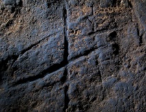 Líneas cruzadas talladas en la roca de la Cueva de Gorham (Gibraltar). Imagen: Stuart Finlayson. Fuente: Sinc.