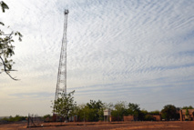 Torre con antena de telecomunicaciones y estación de medida meteorológica en Burkina Faso. Imagen: F. Cavenaze. Fuente: IRD.