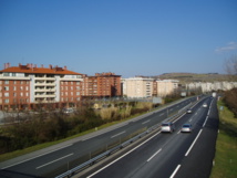 Autopista del Cantábrico (AP-8), a su paso por Zarauz (Guipúzcoa). Imagen: xabier3007. Fuente: Panoramio.