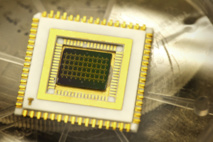 Un chip con nanoestructuras que permiten el enfriamiento de los electrones a temperatura ambiente. Fuente: UT Arlington.