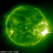 La erupción solar del 4 de noviembre de 2003. Fuente: ESA/NASA. La erupción solar del 4 de noviembre de 2003. Fuente: ESA/NASA.