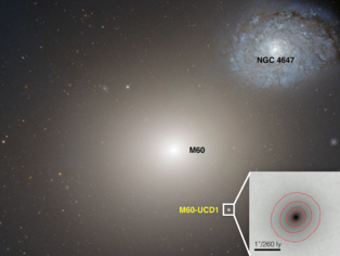 En grande, la galaxia M60, y en pequeño a la derecha, y ampliada, M60-UCD1. Fuente: NASA/Space Telescope Science Institute/ESA.