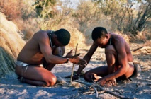 Manera tradicional de prender un fuego. Imagen: Ian Sewell. Fuente: Wikipedia. Manera tradicional de prender un fuego. Imagen: Ian Sewell. Fuente: Wikipedia.