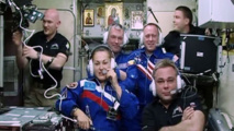 Los miembros de la tripulación en un momento de la ceremonia de bienvenida. Fuente: NASA.