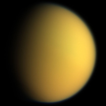 Titán en color natural, retratado por la sonda Cassini-Huygens. Fuente: Wikipedia.