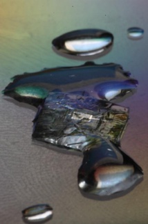 Dispositivo electrónico disolviéndose en agua. Imagen: John A. Rogers. Fuente: UIUC. Dispositivo electrónico disolviéndose en agua. Imagen: John A. Rogers. Fuente: UIUC.