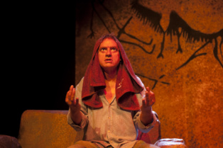 Nancho Novo en un momento de la representación de “El cavernícola”. Fuente: Iria Producciones. Nancho Novo en un momento de la representación de “El cavernícola”. Fuente: Iria Producciones.