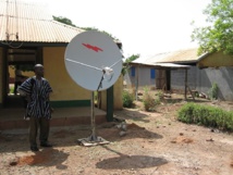 Conexión de internet por satélite en Ghana. Fuente: Instituto para la Cooperación y el Desarrollo Internacional (IICD).