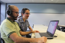 Jorge Pérez y Cecilio Delgado, con su herramienta informática. Fuente: UMH.