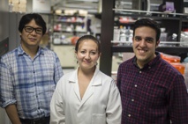 Andrew Yoo (a la izquierda) y sus colaboradores Michelle Richner y Matheus Victor. Fuente: Escuela de Medicina de la Universidad de Washington.