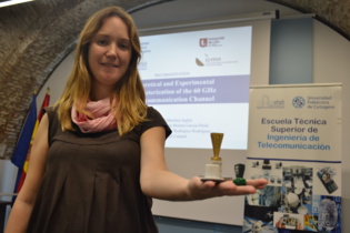 María Teresa Martínez, con las antenas de alta frecuencia. Fuente: UPCT. María Teresa Martínez, con las antenas de alta frecuencia. Fuente: UPCT.