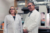 Angela Rasmussen y Michael Katze en su laboratorio de la Universidad de Washington. Imagen: Brian Donohue. Fuente: UW/SINC.