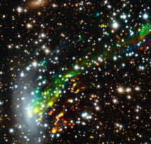 MUSE, el instrumento del VLT (Very Large Telescope) de ESO, ha proporcionado a los investigadores la mejor panorámica de un espectacular accidente cósmico. Las observaciones revelan, por primera vez, el movimiento del gas a medida que es arrancado de la galaxia ESO 137-001 y devorado, a gran velocidad, por un enorme cúmulo de galaxias. Imagen: ESO/M. Fumagalli. Fuente: ESO.