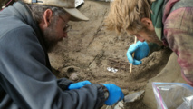 Ben Potter y su colaborador, Josh Reuther, excavan en la tumba de los niños, en el sitio  Upward Sun River de Alaska. Imagen: Ben Potter. Fuente: UAF.