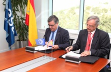 Firma del acuerdo en ESAC: de izquierda a derecha, Álvaro Giménez, director de ESAC, y Daniel Peña Sánchez de Rivera, rector de la UC3M. Fuente: ESA. Firma del acuerdo en ESAC: de izquierda a derecha, Álvaro Giménez, director de ESAC, y Daniel Peña Sánchez de Rivera, rector de la UC3M. Fuente: ESA.