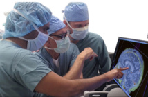Cirujanos practicando antes de la intervención real. Fuente: Surgical Theater