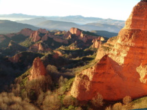 Vista panorámica de Las Médulas (León). Imagen: Rafael Ibáñez Fernández. Fuente: Wikipedia. Vista panorámica de Las Médulas (León). Imagen: Rafael Ibáñez Fernández. Fuente: Wikipedia.