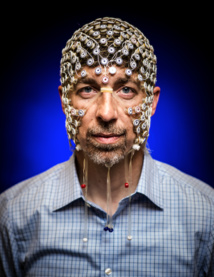 El profesor Barry Van Veen muestra, en su cabeza, la red de electrodos con la que se midió la actividad cerebral de los participantes mientras estos imaginaban o recreaban en su mente imágenes ya vistas. Imagen: Nick Berard. Fuente: Universidad de Wisconsin-Madison.