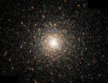 Cúmulo globular M80. Los cúmulos globulares están constituidos por poblaciones estelares antiguas, donde pueden observarse estrellas en distintas fases de su evolución. Fuente: NASA.