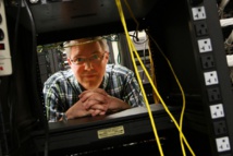 Eric Eide entre servidores web. Imagen: Dan Hixson. Fuente: Universidad de Utah.