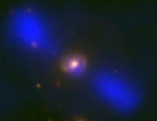 Superposición de imágenes de radio y ópticas de la galaxia J1649+2635. El amarillo corresponde a la luz visible, mientras que el azul corresponde a la imagen de radio, e indica la presencia de chorros. Imagen: Mao et al. Fuente: NRAO/Sloan Digital Sky Survey.