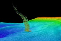 Imágenes de sónar de burbujas elevándose desde el fondo marino en la costa de Washington. La base de la columna está a 515 metros de profundidad y la parte superior, a 180 metros. Imagen: Brendan Philip. Fuente: UW.